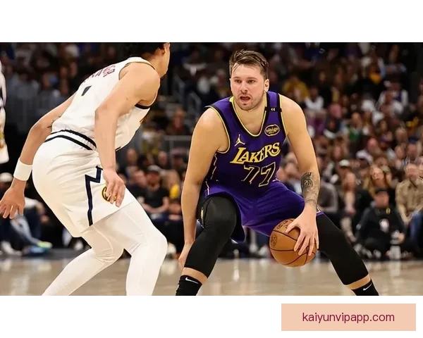 东契奇偷听魔术战术海斯也上前凑热闹 八村垒调侃发问引爆全场气氛